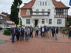 Männerrunde vor dem Rathaus in Essen